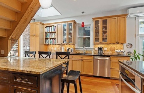 Stanton Park House | Capitol Hill Homestay/Historic & Solar-Powered
