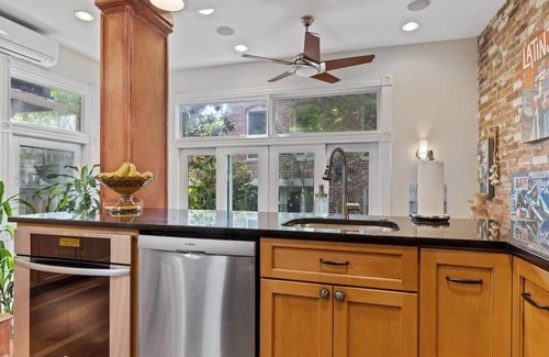 Stanton Park House | Capitol Hill Homestay/Historic & Solar-Powered