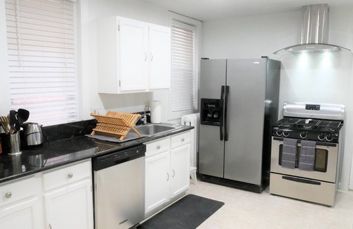 Southeast House | Capitol Hill Row Home: 1 Block to Metro and Groceries - and has Garage!