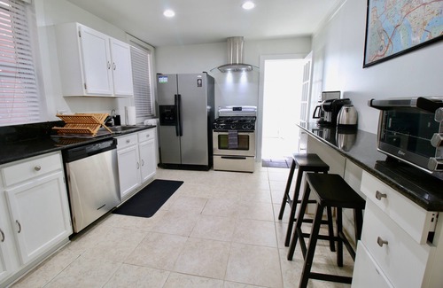 Southeast House | Capitol Hill Row Home: 1 Block to Metro and Groceries - and has Garage!