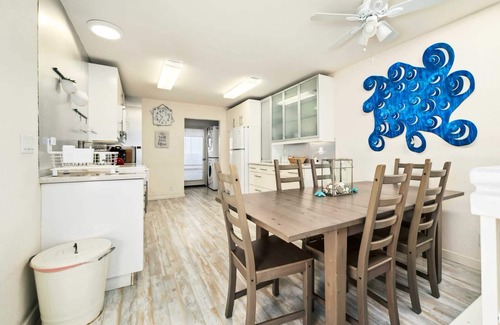 Capitola House | Capitola Sands: Modern Condo with Parking
