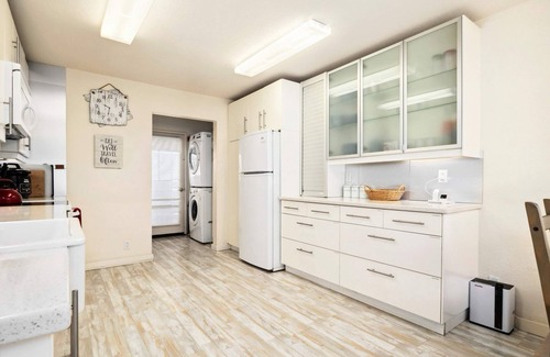 Capitola House | Capitola Sands: Modern Condo with Parking