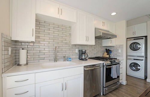 Capitola House | Capitola Venetian #1 – Historic Beachfront Getaway
