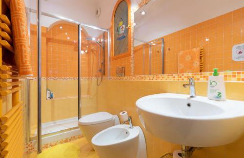 Careggi Rifredi Apartment | Cappuccini Florence Family & Group 3 Bedrooms Jacuzzi Fast Wi-Fi Air Conditioned Tram