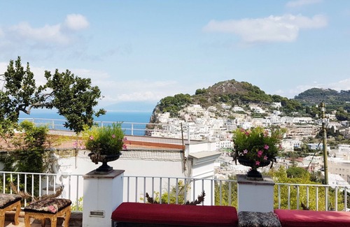 Capri Villa | Capri Villa Luminosa a stone's throw from the "Piazzetta" with Faraglioni View.