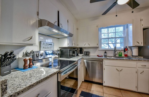 Tuscaloosa House | Capstone Cottage - Fenced in Backyard! Book Now for Football Season!