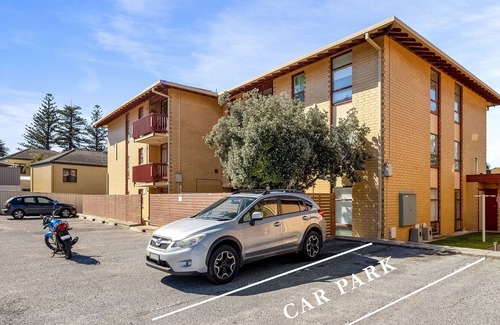 Glenelg South Apartment | Captain's In Glenelg | 50m to Glenelg Beach, Car Park, WiFi, King Bed & Airport