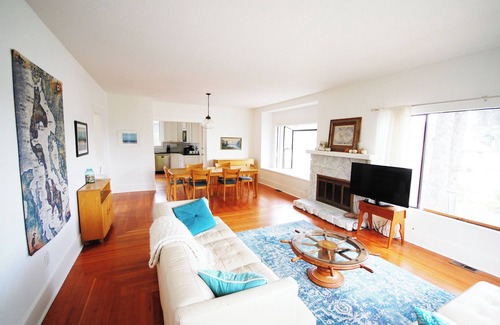Columbia City House | Captain's Manor - Light Rail - Big Comfy House!