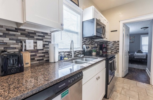 South Hyde Park House | Captain's Quarters 5 Bed /3 bath with Office!