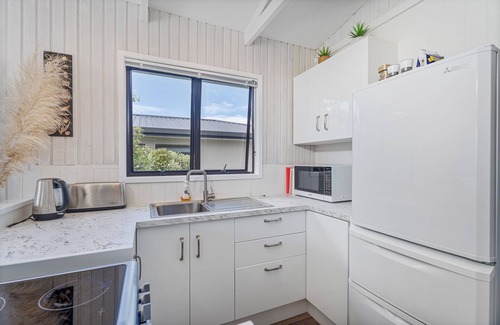 Cooks Beach Cottage | Captains Bach at Cooks - Upstairs Holiday Unit