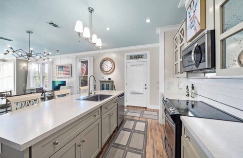 Eatonton Cottage | Captain’s Cove Lake Cottage with Dock, Pool, & Game Room