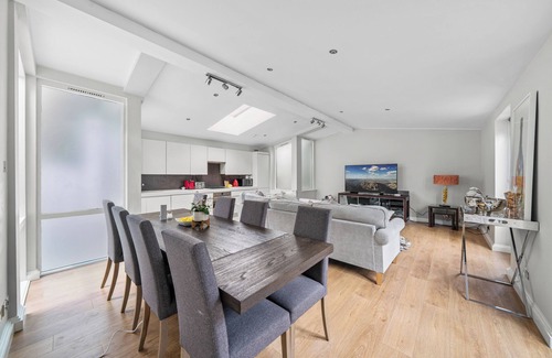 Norland House | Captivating 3-Bed House in London Holland Park