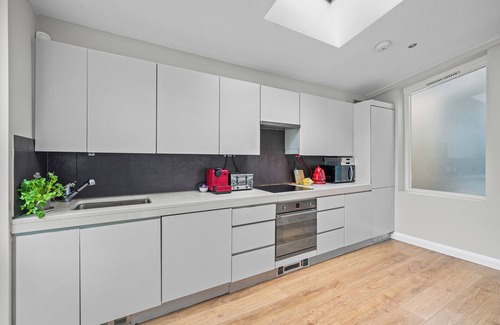 Norland House | Captivating 3-Bed House in London Holland Park