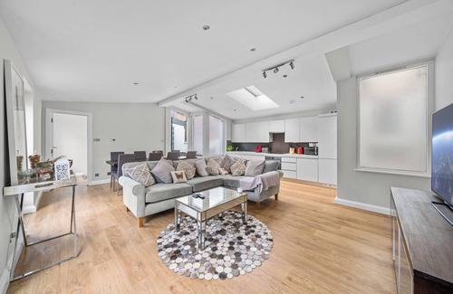Norland House | Captivating 3-Bed House in London Holland Park