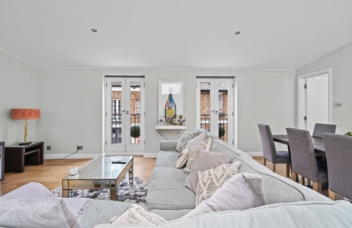 Norland House | Captivating 3-Bed House in London Holland Park