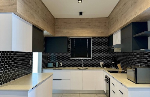 Bloubergstrand House | Captivating Home with Mountain Views/Proximity to the Beach Your Perfect Getaway