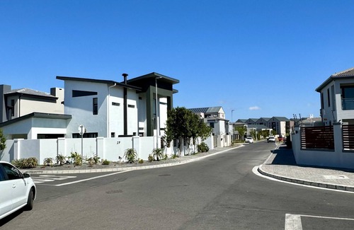 Bloubergstrand House | Captivating Home with Mountain Views/Proximity to the Beach Your Perfect Getaway