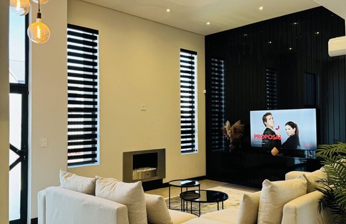 Bloubergstrand House | Captivating Home with Mountain Views/Proximity to the Beach Your Perfect Getaway