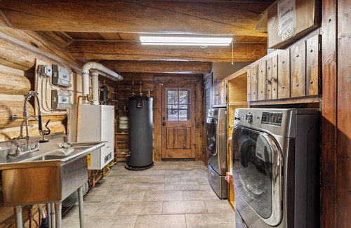 Lyons Cabin | Captivating Rustic Log Cabin with Seasonal stream close to Estes Park and RMNP