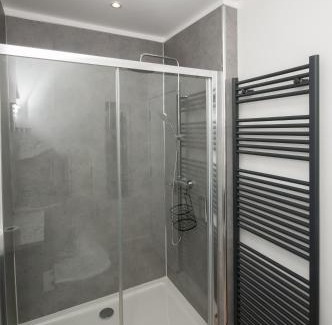 Berwick-upon-Tweed House | Cara Lodge, Comfortable Self Check-in En-suite Guest Rooms