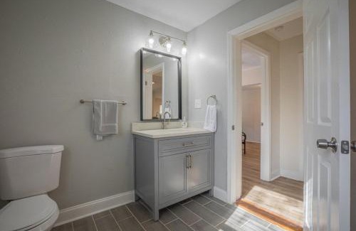 Athens House | Caras Cottage - 2 miles from Sanford Stadium