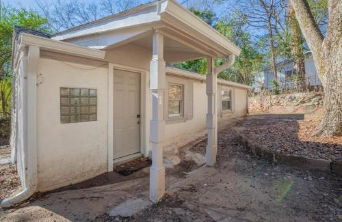 Athens House | Caras Cottage - 2 miles from Sanford Stadium