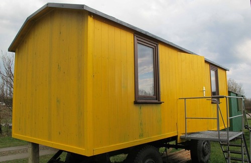 Buchberg Cabin | Caravan 2, left side - Caravan in the Wangelin garden with summer kitchen -