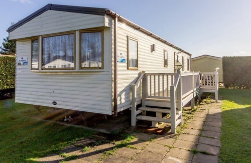 Hopton House | Caravan for hire at Breydon Water Holiday Park near Great Yarmouth ref 10035B
