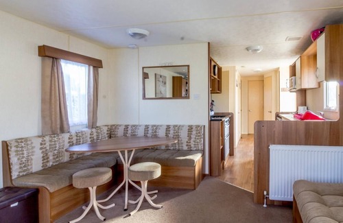 Hopton House | Caravan for hire at Breydon Water Holiday Park near Great Yarmouth ref 10035B