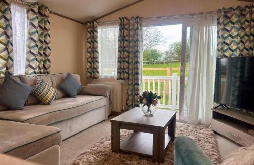 Holcot House | Caravan in Holcot - Sleeps 6 - Pet Friendly