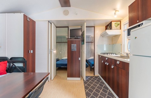 La Roque-d'Antheron RV Rental | Caravan 'Mobil-home' with Shared Pool, Private Terrace and Air Conditioning