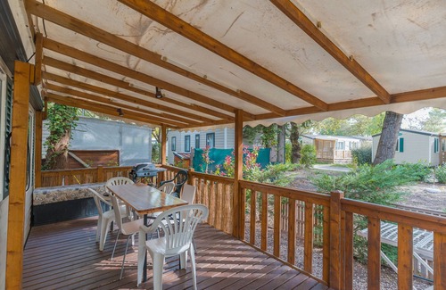La Roque-d'Antheron RV Rental | Caravan 'Mobil-home' with Shared Pool, Private Terrace and Air Conditioning