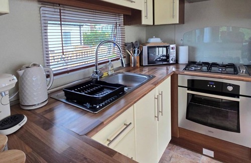 Dinas Cross Cabin | Caravan - Sleeps 4 & Free parking
