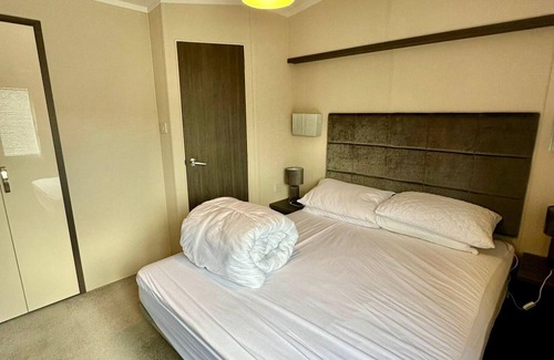 Ringwood Cabin | Caravan - Sleeps 4 - Pool - Pet Friendly