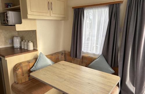 Burnham-on-Sea Ski Chalet | Caravan Sleeps 4 with Free Parking
