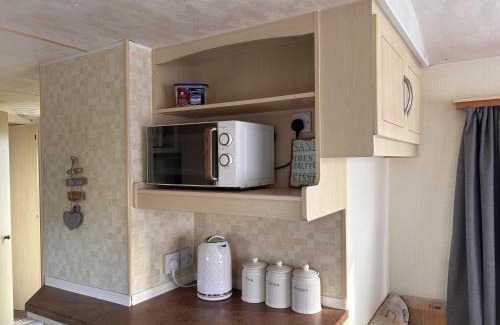 Burnham-on-Sea Ski Chalet | Caravan Sleeps 4 with Free Parking