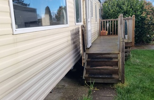 Llanfair Caereinion Villa | Caravan - Sleeps 8, pet friendly & hot tub