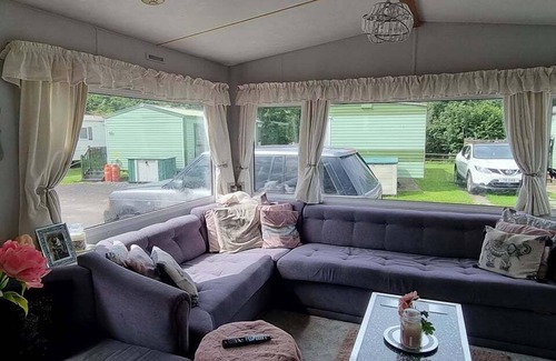 Llanfair Caereinion Villa | Caravan - Sleeps 8, pet friendly & hot tub