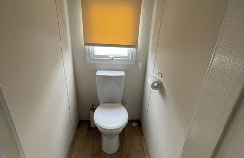 Clacton-on-Sea Cabin | Caravan - Sleeps 10 - Pet friendly - Parking