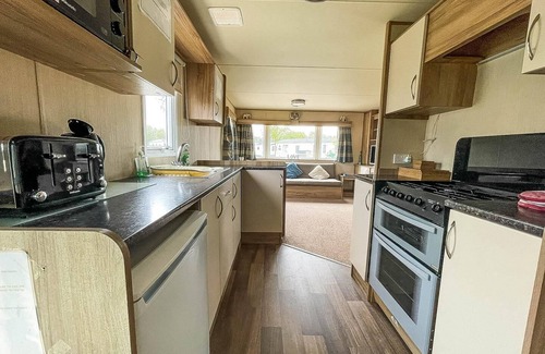 Tattershall Cabin | CaravanSleeps8-HotTub-FirePlace-Garden-Patio