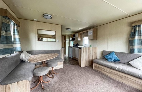 Tattershall Cabin | CaravanSleeps8-HotTub-FirePlace-Garden-Patio