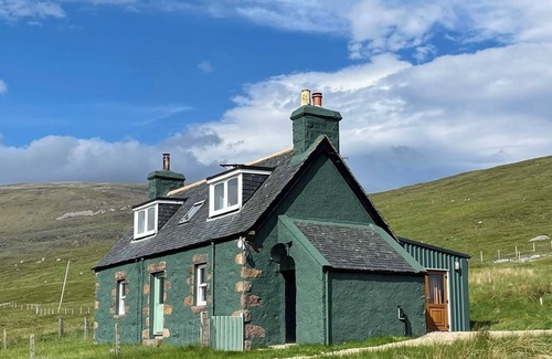 Oldshoremore Cottage | Carbreck - Comfortable Shepherd's House In Beautiful Scenic surroundings.