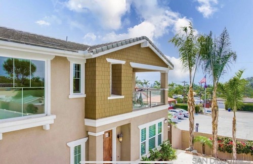 Cardiff-by-the-Sea House | Cardiff 5 bedroom home w/pool & gated driveway near beach