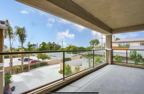 Cardiff-by-the-Sea House | Cardiff 5 bedroom home w/pool & gated driveway near beach