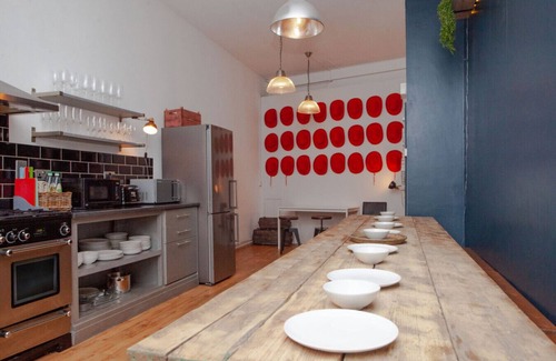 Butetown Apartment | Cardiff Bay Weekend House | Group Rental | 6-12 People