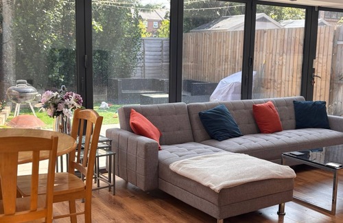 Atlantic Wharf House | Cardiff Central 3-bed Home | Parking | Garden Pool Table