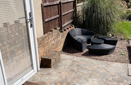 Fairwater House | Cardiff - Sleeps 7 - Parking - Jacuzzi - Garden