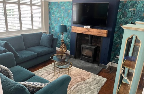 Fairwater House | Cardiff - Sleeps 7 - Parking - Jacuzzi - Garden