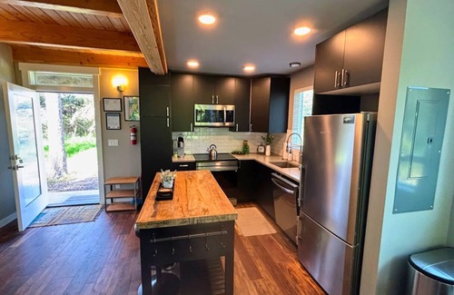 Tierra Del Mar House | Cargo Cove-New cozy container home! Block to beach.