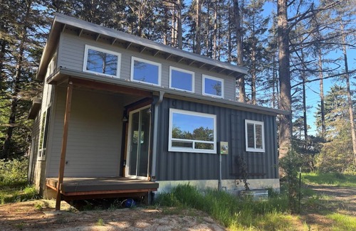 Tierra Del Mar House | Cargo Cove-New cozy container home! Block to beach.